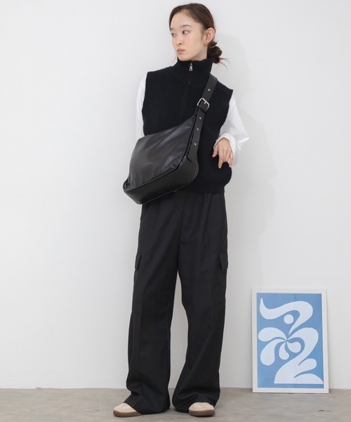 HEILIS（ヘイリス）の「【2WAY/A4サイズ対応】ダブルベルトショルダーバッグ / 大容量 ハンドバッグ ハーフムーンバッグ ペットボトル収納 ベルトバックル ベルトバッグ ワンハンドル ファスナー（ショルダーバッグ・レディース・ブラック/ブラウン・FREE）」の12枚目の写真