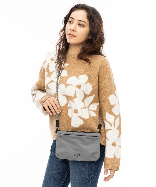 BILLABONG（ビラボン）の「BILLABONG レディース SACOCHE SHOLDER BAG バッグ 【2024年秋冬モデル】/ビラボンスナップボタンサコッシュショルダーバッグ（ショルダーバッグ・レディース・ブラック/グレー・FREE）」の2枚目の写真