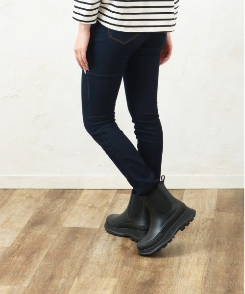 and it_（アンドイット）の「厚底サイドゴアレインブーツ（ブーツ・レディース・ブラック・M/L）」の2枚目の写真