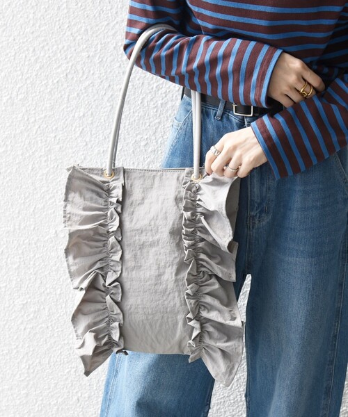 SHIPS any（シップス エニィ）の「SHIPS any: A4 サイド フリル スクエア トートバッグ（トートバッグ・レディース・ブラック/ライトグレー/ベージュ・ONE SIZE）」の4枚目の写真