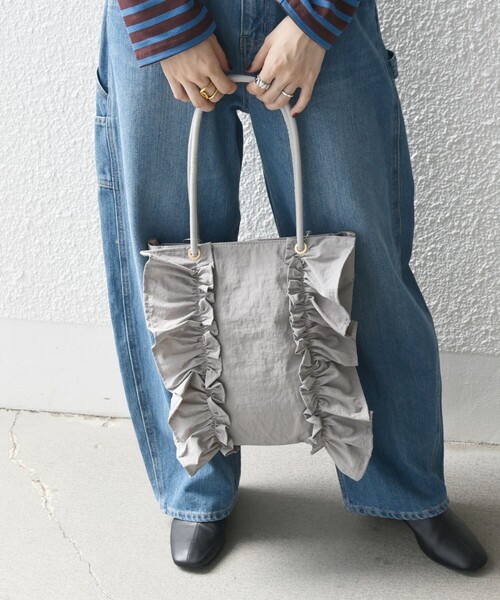 SHIPS any（シップス エニィ）の「SHIPS any: A4 サイド フリル スクエア トートバッグ（トートバッグ・レディース・ブラック/ライトグレー/ベージュ・ONE SIZE）」の5枚目の写真