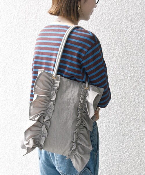 SHIPS any（シップス エニィ）の「SHIPS any: A4 サイド フリル スクエア トートバッグ（トートバッグ・レディース・ブラック/ライトグレー/ベージュ・ONE SIZE）」の6枚目の写真