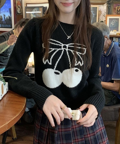 Vipoa(ヴィポア)の「girly cherry セーター(ニット/セーター・レディース・レッド/ブラック・FREE)」の3枚目の写真