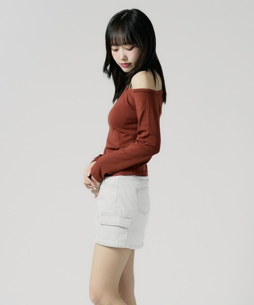 Chick(チック)の「side gathered off-the-shoulder / サイドギャザーオフショルダー(Tシャツ/カットソー・レディース・ホワイト/グレー/ブラック/バーガンディー/ブラウン・FREE)」の1枚目の写真