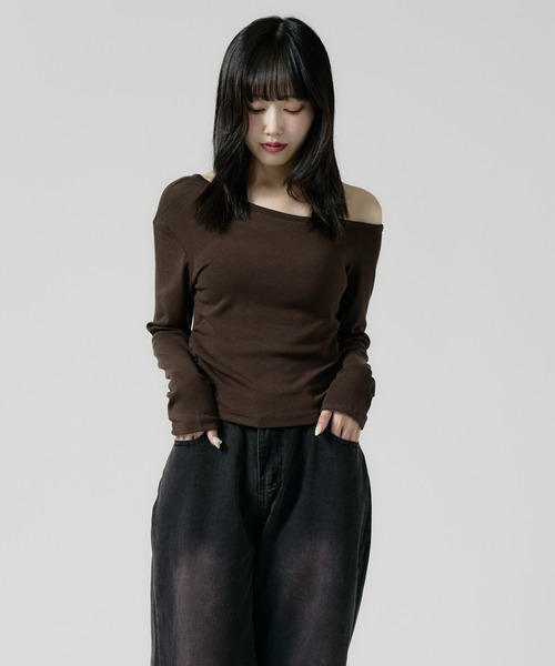 Chick(チック)の「side gathered off-the-shoulder / サイドギャザーオフショルダー(Tシャツ/カットソー・レディース・ホワイト/グレー/ブラック/バーガンディー/ブラウン・FREE)」の5枚目の写真