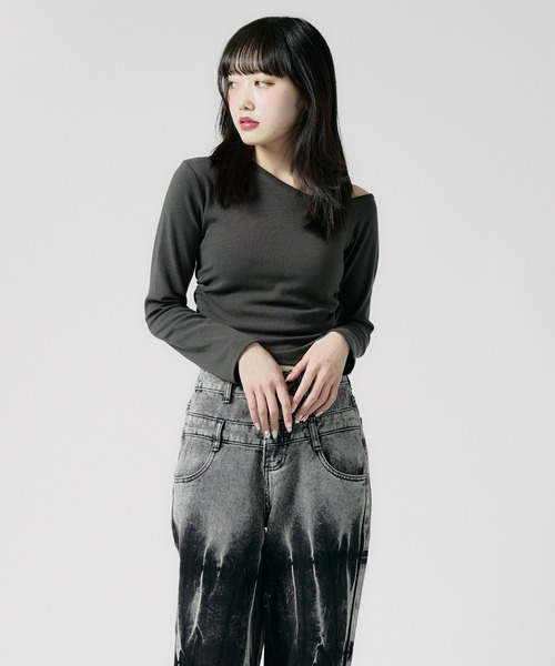 Chick(チック)の「side gathered off-the-shoulder / サイドギャザーオフショルダー(Tシャツ/カットソー・レディース・ホワイト/グレー/ブラック/バーガンディー/ブラウン・FREE)」の4枚目の写真