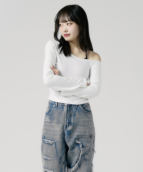 Chick(チック)の「side gathered off-the-shoulder / サイドギャザーオフショルダー(Tシャツ/カットソー・レディース・ホワイト/グレー/ブラック/バーガンディー/ブラウン・FREE)」の2枚目の写真