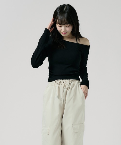 Chick(チック)の「side gathered off-the-shoulder / サイドギャザーオフショルダー(Tシャツ/カットソー・レディース・ホワイト/グレー/ブラック/バーガンディー/ブラウン・FREE)」の13枚目の写真