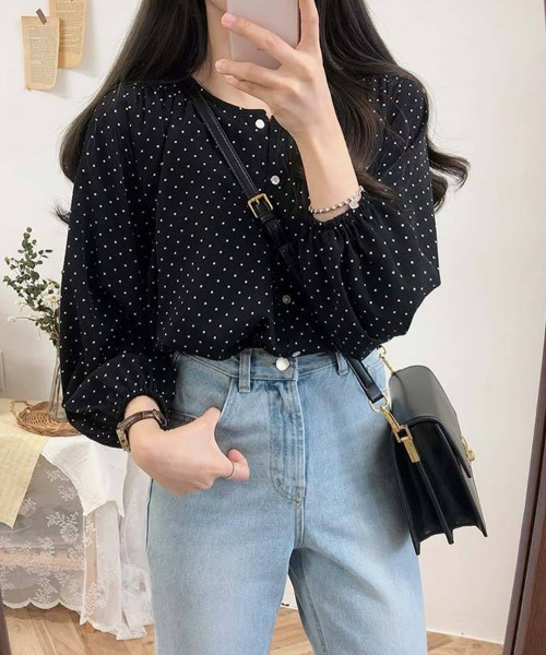 SEU（エスイーユー）の「ドット柄ノーカラー七分袖ブラウス サマーシャツ オフィスでもオシャレを楽しめる オフィスカジュアル きれいめカジュアル（シャツ/ブラウス・レディース・ベージュ/ブラック・フリー）」の2枚目の写真