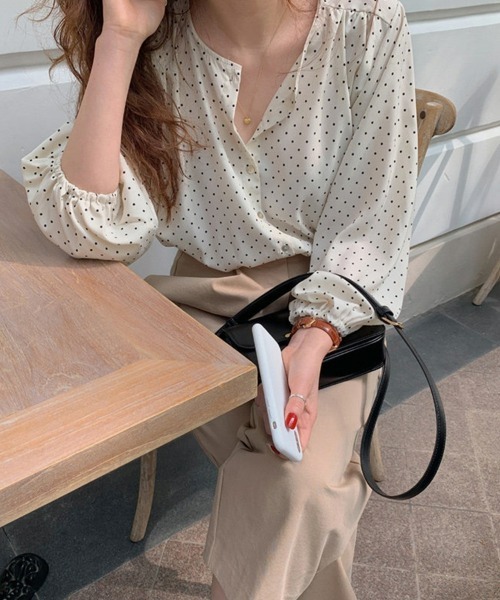 SEU（エスイーユー）の「ドット柄ノーカラー七分袖ブラウス サマーシャツ オフィスでもオシャレを楽しめる オフィスカジュアル きれいめカジュアル（シャツ/ブラウス・レディース・ベージュ/ブラック・フリー）」の22枚目の写真
