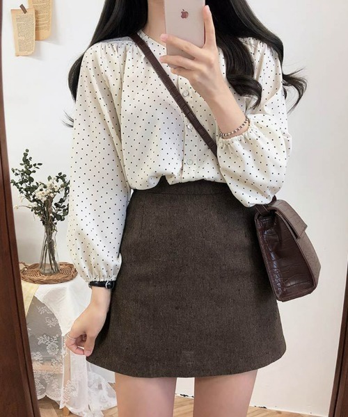 SEU（エスイーユー）の「ドット柄ノーカラー七分袖ブラウス サマーシャツ オフィスでもオシャレを楽しめる オフィスカジュアル きれいめカジュアル（シャツ/ブラウス・レディース・ベージュ/ブラック・フリー）」の16枚目の写真