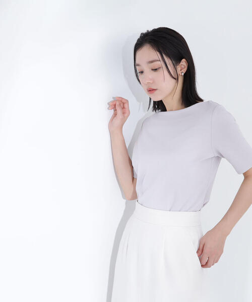 NATURAL BEAUTY BASIC（ナチュラルビューティーベーシック）の「◇ベーシックTシャツシリーズ ボートネック（Tシャツ/カットソー・レディース・オフホワイト/グレー/ブラック・FREE）」の3枚目の写真