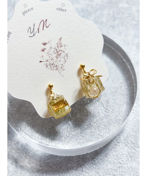 tone(トーン)の「【YM】あなたに贈るお花のギフト サージカルステンレスピアス プレゼント(MA)(ピアス(両耳用)・レディース・パープル/ホワイト・FREE)」の1枚目の写真