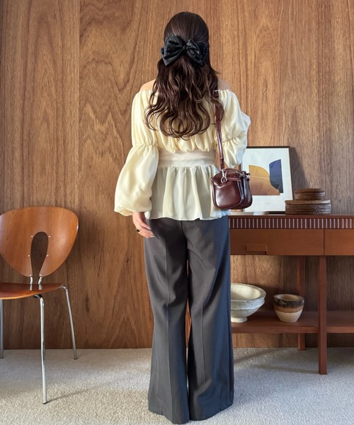 efill(エフィル)の「オフショル ボリューム シアー カジュアル ブラウス(シャツ/ブラウス・レディース・アイボリー/ラベンダー・FREE)」の20枚目の写真