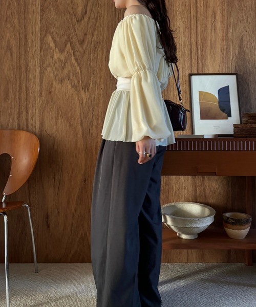 efill(エフィル)の「オフショル ボリューム シアー カジュアル ブラウス(シャツ/ブラウス・レディース・アイボリー/ラベンダー・FREE)」の19枚目の写真