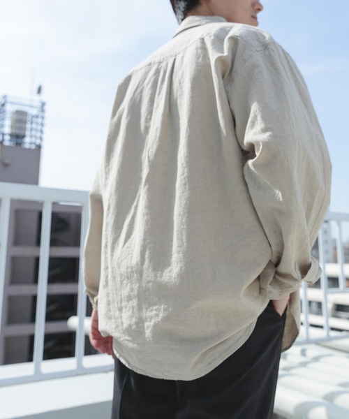 ITEMS URBANRESEARCH（アイテムズ アーバンリサーチ）の「『セットアップ対応』天然素材リネンコットンレギュラーカラーシャツ（シャツ/ブラウス・メンズ・アイボリー/チャコールグレー/ブラウン・MEDIUM/LARGE/X-LARGE）」の11枚目の写真