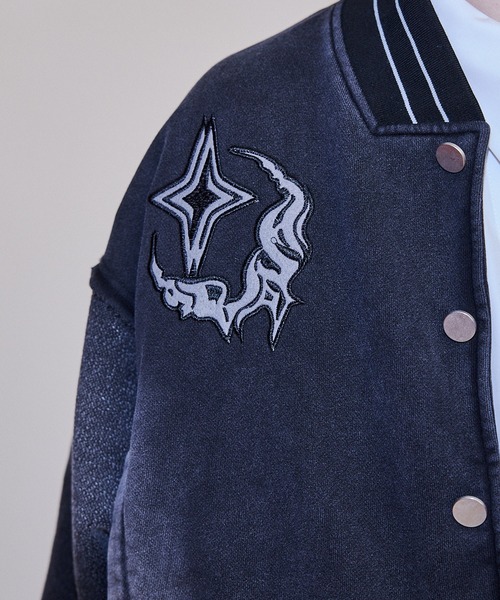 VI E DIT（ヴィエディット）の「Urban grunge sweatshirt stadium jacket/アーバングランジスウェットシャツスタジアムジャケット/洗える/ユニセックス（スタジャン・メンズ・ブラック/アイボリー・1/2）」の21枚目の写真