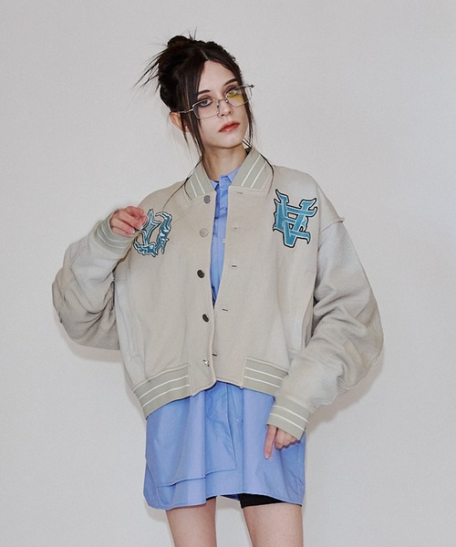 VI E DIT（ヴィエディット）の「Urban grunge sweatshirt stadium jacket/アーバングランジスウェットシャツスタジアムジャケット/洗える/ユニセックス（スタジャン・メンズ・ブラック/アイボリー・1/2）」の13枚目の写真
