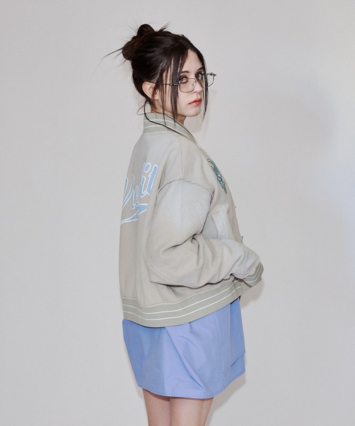 VI E DIT（ヴィエディット）の「Urban grunge sweatshirt stadium jacket/アーバングランジスウェットシャツスタジアムジャケット/洗える/ユニセックス（スタジャン・メンズ・ブラック/アイボリー・1/2）」の7枚目の写真
