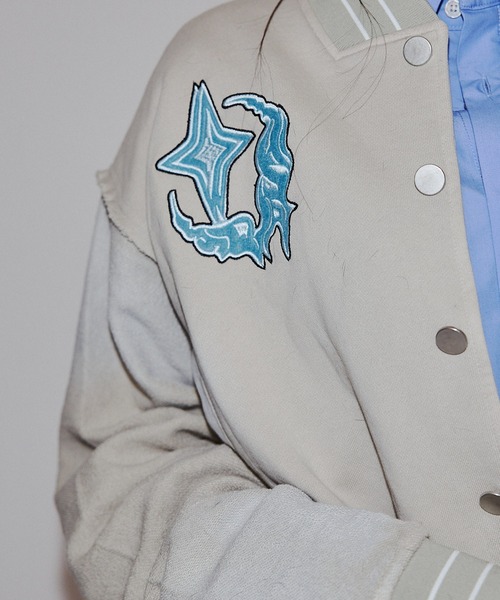 VI E DIT（ヴィエディット）の「Urban grunge sweatshirt stadium jacket/アーバングランジスウェットシャツスタジアムジャケット/洗える/ユニセックス（スタジャン・メンズ・ブラック/アイボリー・1/2）」の17枚目の写真