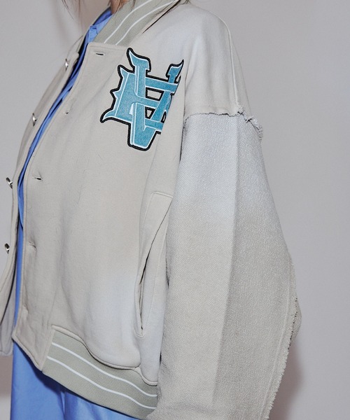 VI E DIT（ヴィエディット）の「Urban grunge sweatshirt stadium jacket/アーバングランジスウェットシャツスタジアムジャケット/洗える/ユニセックス（スタジャン・メンズ・ブラック/アイボリー・1/2）」の8枚目の写真