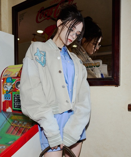 VI E DIT（ヴィエディット）の「Urban grunge sweatshirt stadium jacket/アーバングランジスウェットシャツスタジアムジャケット/洗える/ユニセックス（スタジャン・メンズ・ブラック/アイボリー・1/2）」の6枚目の写真