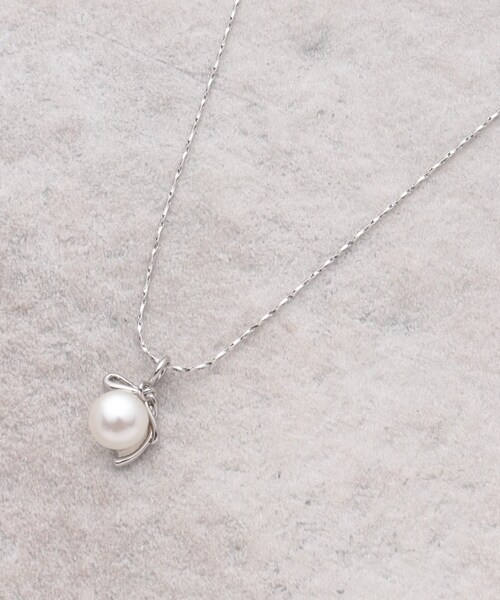 OPAQUE.CLIP（オペークドットクリップ）の「フェイクパール×変形リボン風メタルネックレス（ネックレス・レディース・シルバー/ゴールド・00）」の2枚目の写真