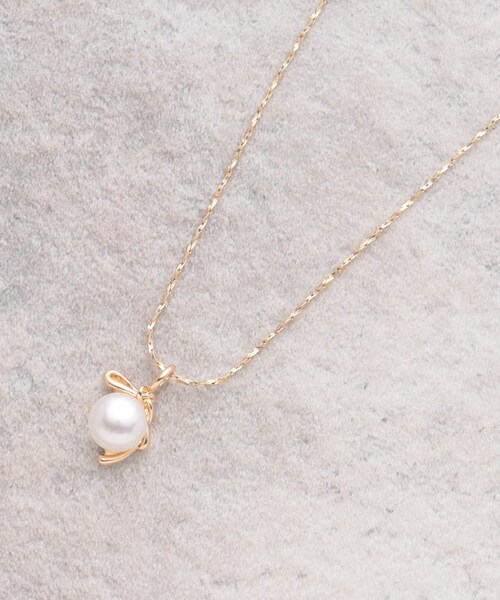 OPAQUE.CLIP（オペークドットクリップ）の「フェイクパール×変形リボン風メタルネックレス（ネックレス・レディース・シルバー/ゴールド・00）」の8枚目の写真