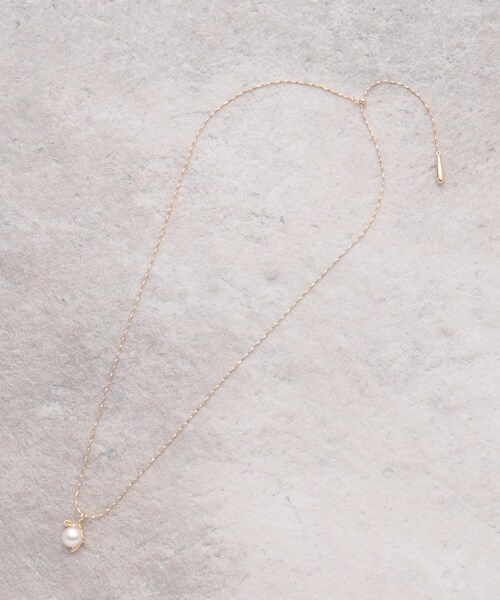 OPAQUE.CLIP（オペークドットクリップ）の「フェイクパール×変形リボン風メタルネックレス（ネックレス・レディース・シルバー/ゴールド・00）」の7枚目の写真