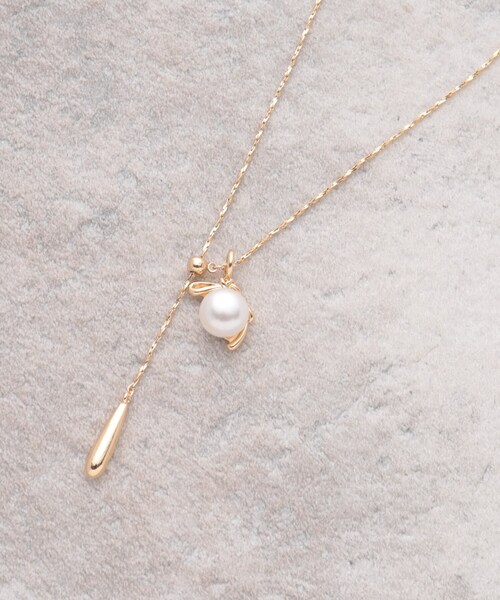 OPAQUE.CLIP（オペークドットクリップ）の「フェイクパール×変形リボン風メタルネックレス（ネックレス・レディース・シルバー/ゴールド・00）」の5枚目の写真