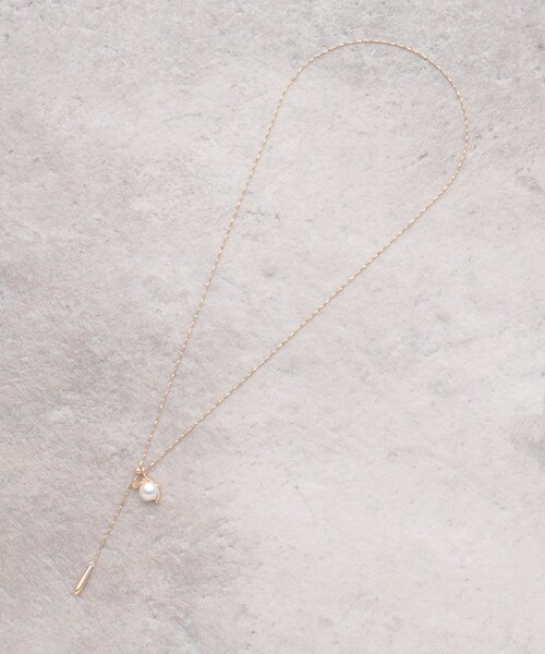 OPAQUE.CLIP（オペークドットクリップ）の「フェイクパール×変形リボン風メタルネックレス（ネックレス・レディース・シルバー/ゴールド・00）」の4枚目の写真