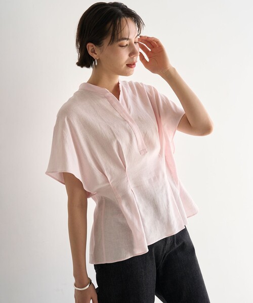 UNFILO(アンフィーロ)の「リネンレーヨン タックブラウス(シャツ/ブラウス・レディース・ブラック系/ピンク系/ベージュ系/ホワイト系・X-LARGE)」の4枚目の写真