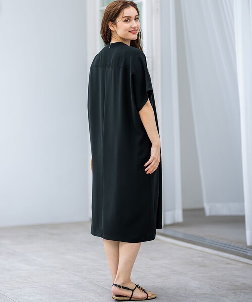 23区 L(ニジュウサンクオオキイサイズ)の「【Lサイズ限定/吸水速乾/UVカット/接触冷感/】ストレッチジョーゼット 半袖ワンピース(ワンピース・レディース・ネイビー系/ブラック系・44/46)」の5枚目の写真