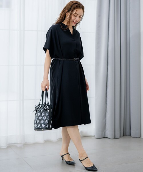 23区 L(ニジュウサンクオオキイサイズ)の「【Lサイズ限定/吸水速乾/UVカット/接触冷感/】ストレッチジョーゼット 半袖ワンピース(ワンピース・レディース・ネイビー系/ブラック系・44/46)」の7枚目の写真