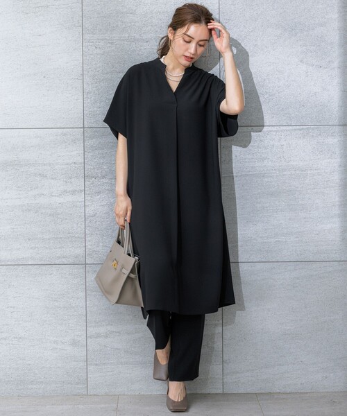23区 L(ニジュウサンクオオキイサイズ)の「【Lサイズ限定/吸水速乾/UVカット/接触冷感/】ストレッチジョーゼット 半袖ワンピース(ワンピース・レディース・ネイビー系/ブラック系・44/46)」の9枚目の写真