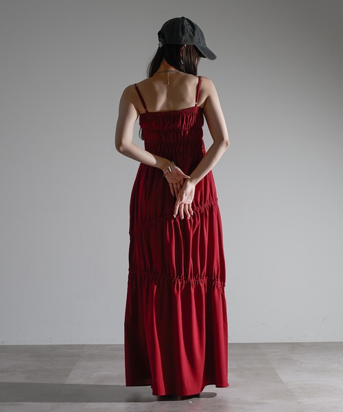 apres jour mignon（アプレジュールミニョン）の「シャーリングキャミワンピース【ZOZOTOWN限定アイテム】（ワンピース・レディース・レッド/ネイビー/オフホワイト・SMALL/X-LARGE/MEDIUM）」の4枚目の写真