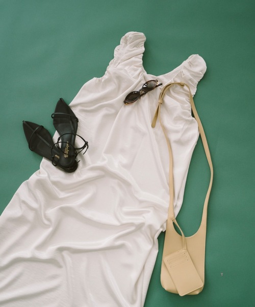 DRWCYS(ドロシーズ)の「ギャザーサテンワンピース(ワンピース・レディース・ホワイト/ブラック・FREE)」の12枚目の写真