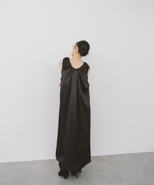 DRWCYS(ドロシーズ)の「ギャザーサテンワンピース(ワンピース・レディース・ホワイト/ブラック・FREE)」の16枚目の写真