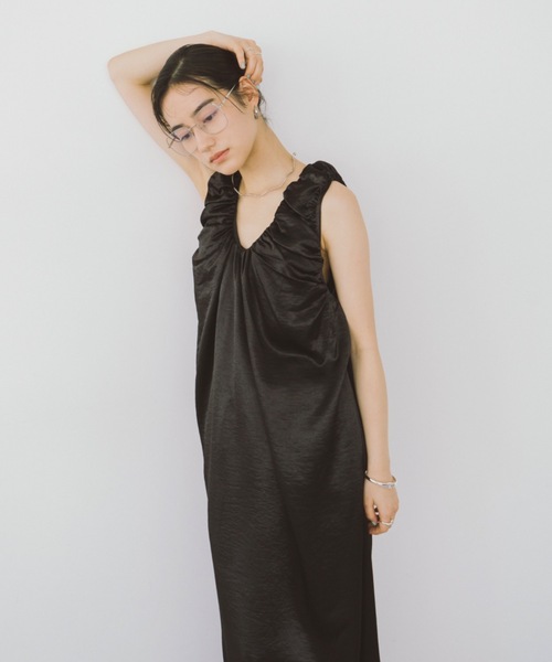 DRWCYS(ドロシーズ)の「ギャザーサテンワンピース(ワンピース・レディース・ホワイト/ブラック・FREE)」の19枚目の写真