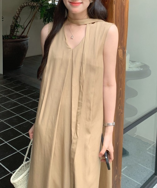 FREE STYLISTS(フリー スタイリスト)の「YUGA_YGMC V-neck A-line dress(ワンピース・レディース・ベージュ/ブラック/オフホワイト・FREE)」の1枚目の写真