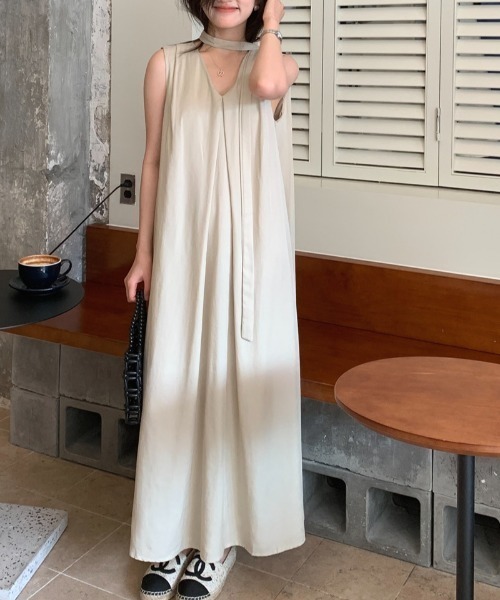 FREE STYLISTS(フリー スタイリスト)の「YUGA_YGMC V-neck A-line dress(ワンピース・レディース・ベージュ/ブラック/オフホワイト・FREE)」の4枚目の写真