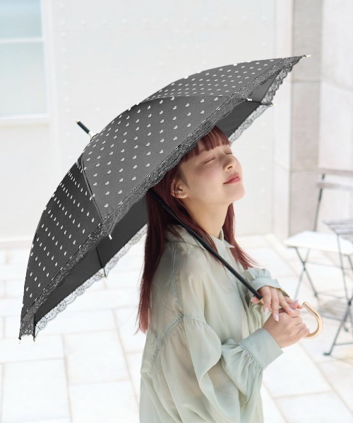 tutuanna（チュチュアンナ）の「[完全遮光100%]裾レースハート柄ハートチャーム付き傘(晴雨兼用)（長傘・レディース・オフホワイト/ブラック・フリー）」の2枚目の写真