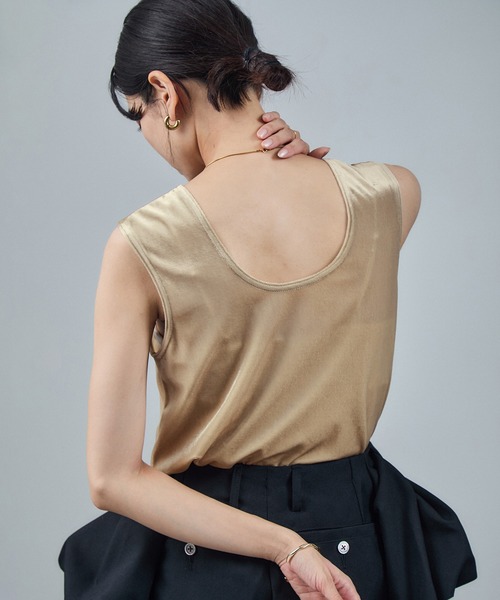 SALON adam et rope'（サロン アダム エ ロペ）の「トリアセベロア前後2WAYノースリーブ/タンクトップ / セットアップ対応（タンクトップ・レディース・ベージュ/ブラック・FREE）」の2枚目の写真