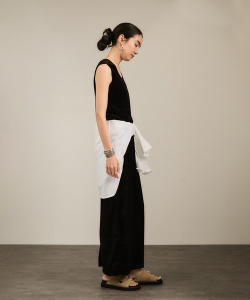 SALON adam et rope'（サロン アダム エ ロペ）の「トリアセベロア前後2WAYノースリーブ/タンクトップ / セットアップ対応（タンクトップ・レディース・ベージュ/ブラック・FREE）」の3枚目の写真