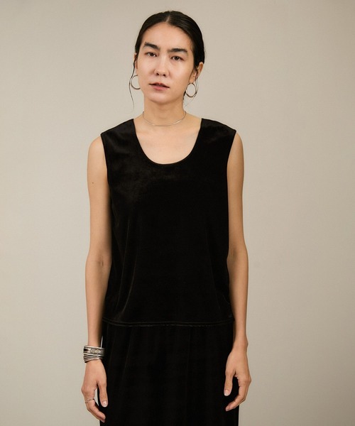 SALON adam et rope'（サロン アダム エ ロペ）の「トリアセベロア前後2WAYノースリーブ/タンクトップ / セットアップ対応（タンクトップ・レディース・ベージュ/ブラック・FREE）」の4枚目の写真