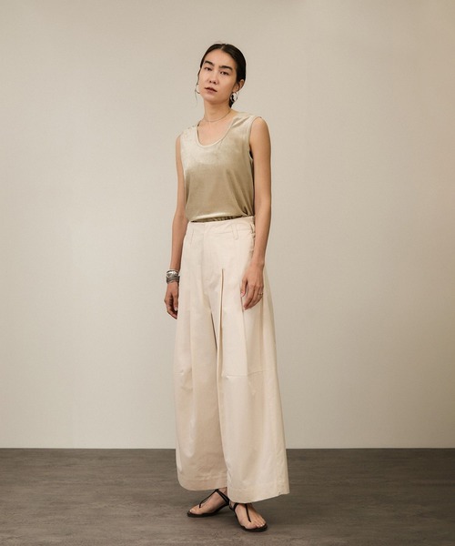 SALON adam et rope'（サロン アダム エ ロペ）の「トリアセベロア前後2WAYノースリーブ/タンクトップ / セットアップ対応（タンクトップ・レディース・ベージュ/ブラック・FREE）」の6枚目の写真