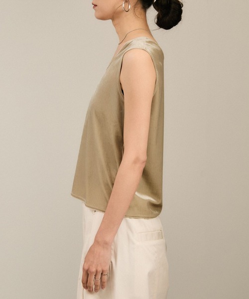 SALON adam et rope'（サロン アダム エ ロペ）の「トリアセベロア前後2WAYノースリーブ/タンクトップ / セットアップ対応（タンクトップ・レディース・ベージュ/ブラック・FREE）」の11枚目の写真