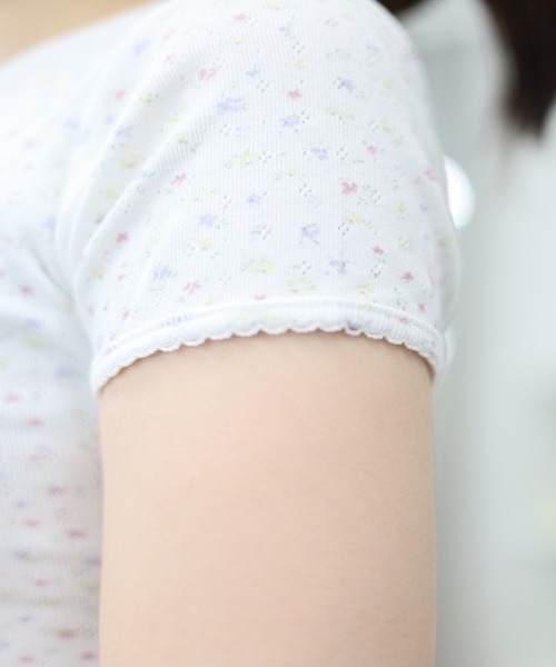 Vini(ヴィニ)の「【Vini】フラワープリント ガーゼ トップス(Tシャツ/カットソー・レディース・ベージュ/ホワイト・FREE)」の3枚目の写真