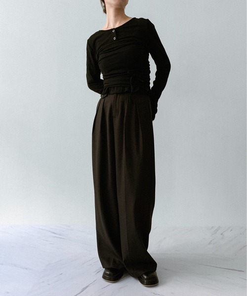 on:nue（オンニュ）の「【on:nue】[お気に入り登録数3,000突破！][着用動画あり！/3way/2点セット] ドローストリングリブカットソーアンサンブル（Tシャツ/カットソー・レディース・ブラック/アイボリー/グレー・FREE）」の14枚目の写真