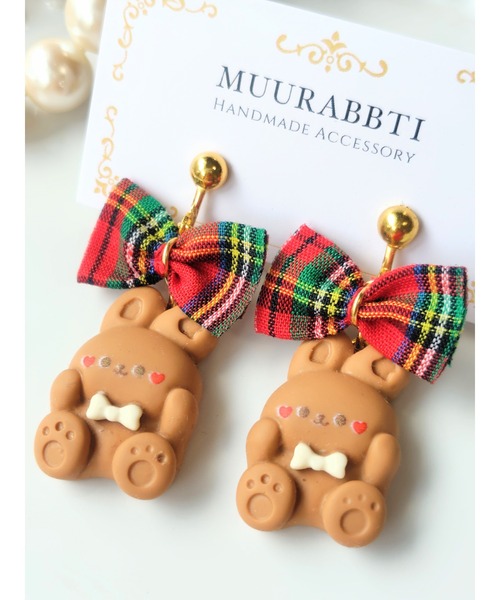 VIBGYOR(ヴィブジョー)の「【MUURABBTI】チェックリボンとうさぎちゃんのイヤリング(MA)(イヤリング・レディース・レッド・FREE)」の1枚目の写真